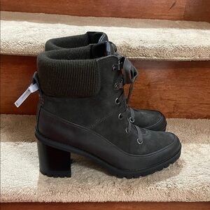 NWOT Authentic UGG Heeled Redwood Chelsea Waterproof Slip Resistant Boots SZ 9.5